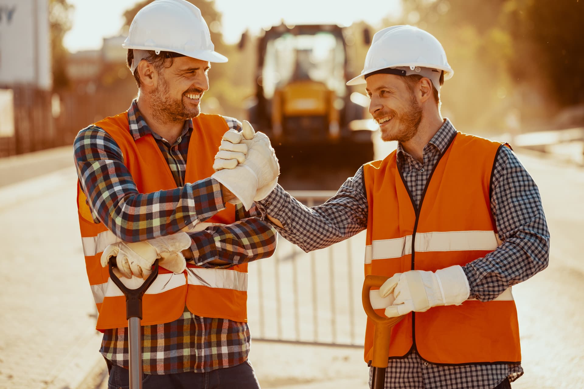 Ofrecemos nuestros servicios a particulares, comunidades, obra civil...